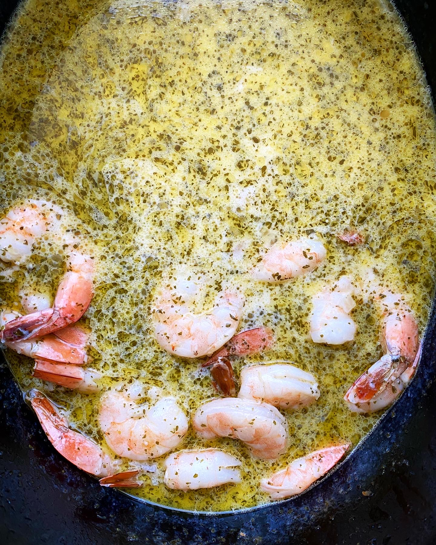 up close cooked shrimp in the scampi sauce in the slow cooker