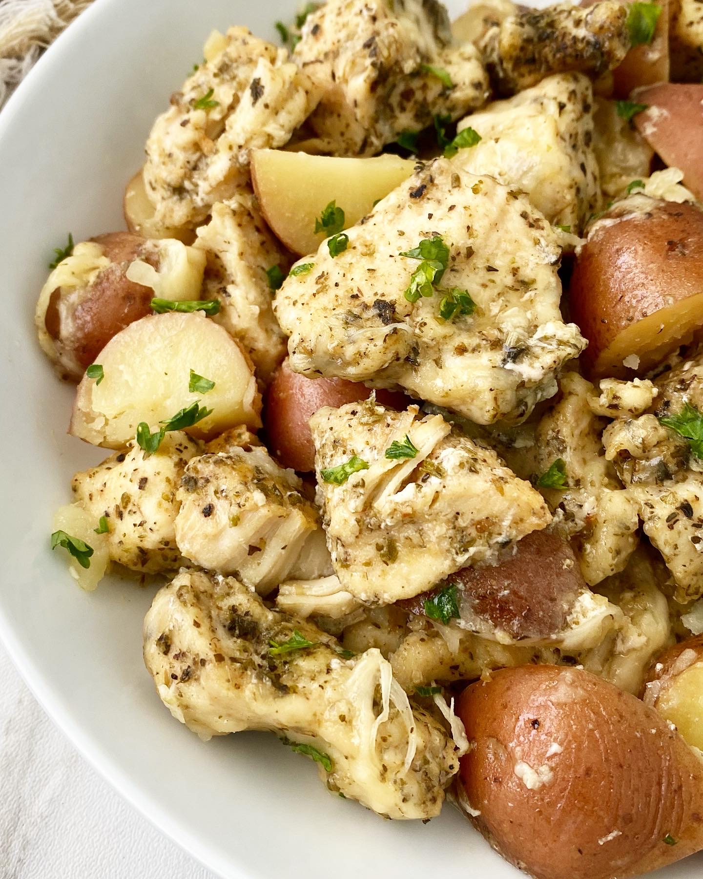 https://fitslowcookerqueen.com/wp-content/uploads/2022/07/Slow-Cooker-Garlic-Parmesan-Chicken-Potatoes-8.jpg